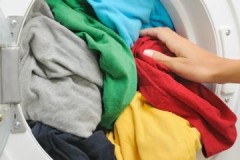 Kırmızı, mavi, yeşil, renkli ve diğer renklerdeki siyah giysilerin düzgün yıkanması mümkün mü?