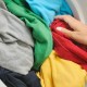 Est-il possible et comment laver correctement les vêtements noirs avec des couleurs rouges, bleues, vertes, colorées et autres