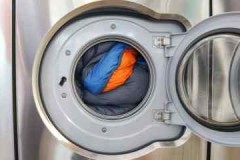 Des conseils précieux sur la façon de laver une doudoune dans une machine à laver automatique et à la main sans traces