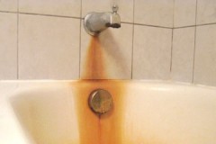 Pålitliga metoder och recept på hur man rengör badet från rost och plack hemma