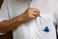 Effektiva verktyg och effektiva sätt att ta bort en penna från en vit skjorta