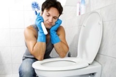 Rekommendationer från erfarna hemmafruar om hur man tar bort urinstenar på toaletten hemma