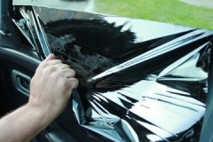 טיפים שימושיים כיצד להסיר דבק גוון מזכוכית הרכב