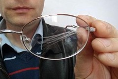 Мали трикови како уклонити огреботине са наочара код куће