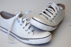 Beyaz spor ayakkabıları kumaştan çıkarmanın birkaç etkili yolu