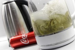 Mga sunud-sunod na tagubilin sa kung paano bumaba ang isang takure sa Coca-Cola