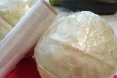Funktioner, fördelar och nackdelar med att lagra kål i plastfolie