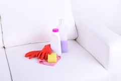 Budgetmedel och sätt att rengöra en tygsoffa hemma