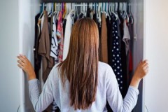 Савети искусних домаћица како уклонити мирис у ормару одећом