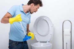 Evde tuvalette bir tıkanıklığın bağımsız olarak nasıl temizleneceğine dair kanıtlanmış yöntemler