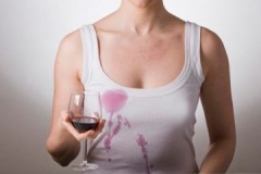 Tips och sätt att få spår av rött vin från vita kläder