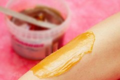 Савети козметолога о томе како нежно уклонити восак са коже након депилације