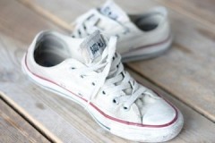 Yetkili eylemler - kar beyazı bir sonuç veya beyaz spor ayakkabıların kumaştan nasıl yıkanacağı