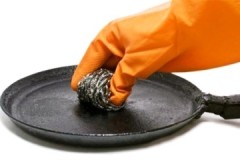 Evde siyah karbon birikintilerinden bir dökme demir tavanın nasıl temizleneceğine ilişkin tarifler ve yöntemler