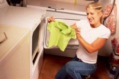 Hur man sträcker en T-shirt om den krymper efter tvätt: beprövade metoder och tekniker