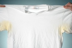ТОП 10 начина за уклањање жутих мрља од зноја са белих мајица