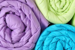 Karampatang pangangalaga: paano maghugas ng isang padding polyester blanket at hindi masira ito?