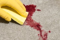 Мали трикови о томе како брзо и ефикасно опрати крв са кауча код куће