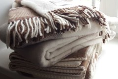 Yumuşak ve kabarık kalması için bir battaniyenin nasıl yıkanacağına dair kurallar ve ipuçları