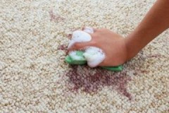 Савети како уклонити тврдоглаве мрље од тепиха код куће