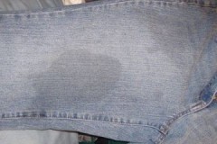 Bevisade lösningar för hur man tar bort feta fläckar på jeans hemma