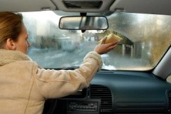 Bir arabadaki buğulanan camı çıkarmanın çeşitli araçları ve yolları