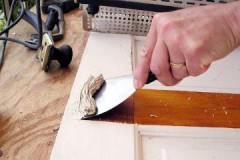 Conseils pour enlever la peinture des portes en bois et ne pas gâcher la surface