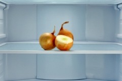 Önemli bir soru: mümkün mü ve soğanın buzdolabında nasıl düzgün şekilde saklanacağı