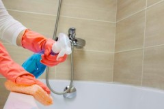 Moidodyr'in banyoyu evde sarı plaktan nasıl ve nasıl temizleyeceğine dair tavsiyesi