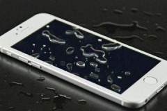 Неколико животних хакова о томе како уклонити воду испод заштитног стакла телефона или паметног телефона