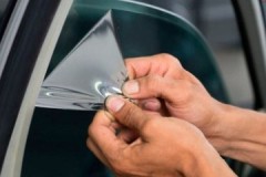מספר דרכים יעילות להסרת גוון מזכוכית הרכב