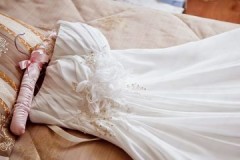 Hur tvättar man en bröllopsklänning försiktigt hemma och inte förstör den?