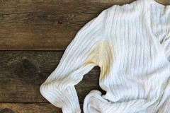 Ефикасни начини уклањања жутих мрља од зноја испод пазуха са беле одеће