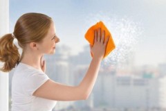 Deneyimli ev hanımlarının sırları: pencereleri yıkamak için hangi bez daha iyidir