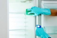 Tips från erfarna hemmafruar hur man tvättar kylskåpet från gulhet ute och inne
