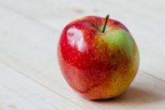 Recommandations et façons de conserver les pommes sur le balcon en automne et en hiver