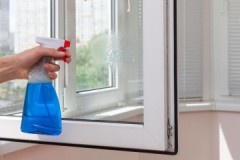 Guide étape par étape sur la façon de nettoyer correctement les fenêtres en plastique et sans traces