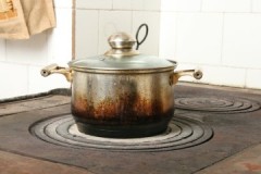 Савети искусних домаћица како уклонити наслаге угљеника из посуде и не покварити их