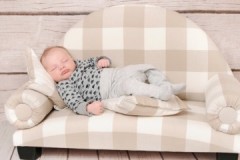 Små hemligheter och knep för hur man rengör soffan från babyurin hemma