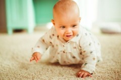 เทคนิคเล็ก ๆ น้อย ๆ เพื่อป้องกันความรำคาญเล็กน้อยหรือวิธีกำจัดกลิ่นพรมจากปัสสาวะของทารก
