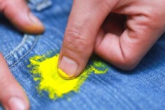 Enkla sätt och sätt att ta bort akrylfärg från kläder