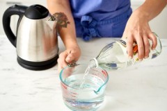 Flera effektiva sätt att ta bort kalk i en vattenkokare med vinäger