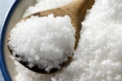 Recept och tips om hur man tvättar tyll med salt och gör den snövit