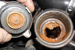 Deneyimli araç sahiplerinden motor soğutma sistemini pas ve kireçten nasıl temizleyeceğiniz konusunda ipuçları