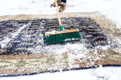 Conseils de femmes au foyer expérimentées sur la façon de nettoyer correctement le tapis avec de la neige