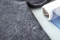 วิธีการถอดเม็ดออกจากเสื้อกันหนาวที่บ้านอย่างรวดเร็วและง่ายดาย?