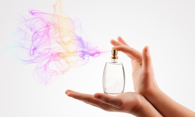 كيفية إزالة رائحة العطر من الملابس بدون غسل قم بإزالة العطر بسرعة من الجلد من الغرفة من زجاجة عطر
